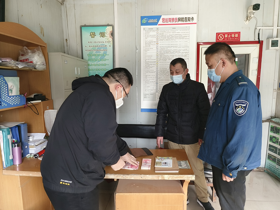 公交車長拾金不昧 萬元現金及時歸還